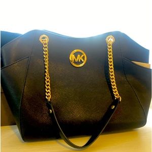 Saffiano leather, 100% leather